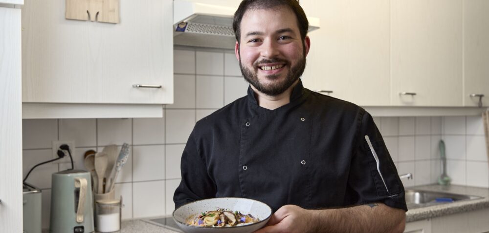 Koch Raul Carneiro Fernandes bei sich zu Hause in Zürich. Foto: Moritz Hager