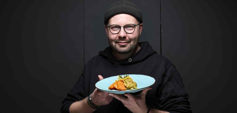 Kochen fürs Klima: Kevin Nussbaum bei sich zu Hause in Zug, 10. Januar 2025. Foto: Moritz Hager